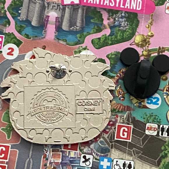 Disney club penguin yellow puffle pin - Picture 2 of 3